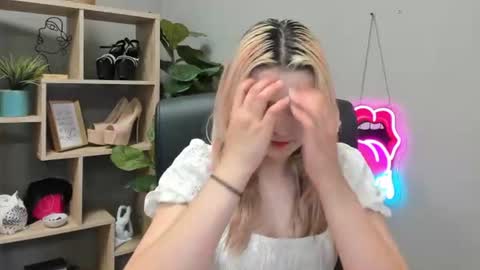 Snapshot of lilysweetxo chatting on 07-27-26, 06:31 Lily online show from 07-27-26, 06:31