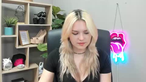 Snapshot of lilysweetxo chatting on 07-28-26, 06:42 Lily online show from 07-28-26, 06:42