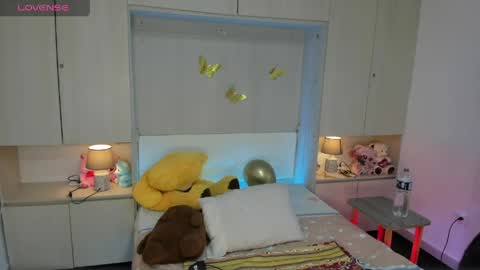 lilywhitee1 online show from 04-14-26, 04:07