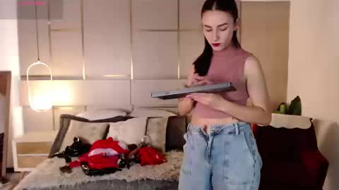Snapshot of lina_montclair chatting on 09-23-25, 08:01 Lina online show from 09-23-25, 08:01