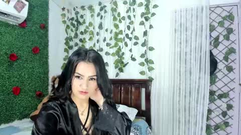 paola online show from 10-05-25, 02:10