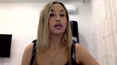 Snapshot of linavora chatting on 11-22-25, 07:46 linavora online show from 11-22-25, 07:46