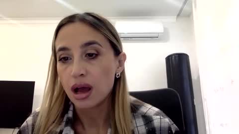 Snapshot of linavora chatting on 02-13-26, 11:39 linavora online show from 02-13-26, 11:39