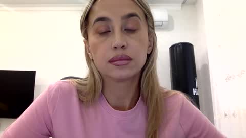 Snapshot of linavora chatting on 02-18-26, 12:01 linavora online show from 02-18-26, 12:01