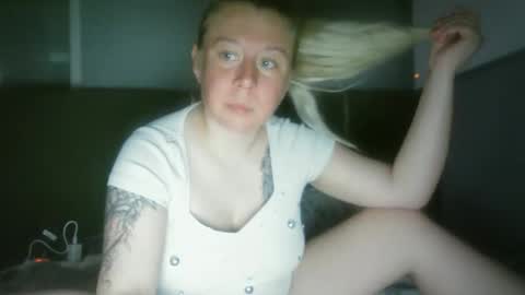 Snapshot of linda87411 chatting on 03-24-26, 12:10 Linda online show from 03-24-26, 12:10