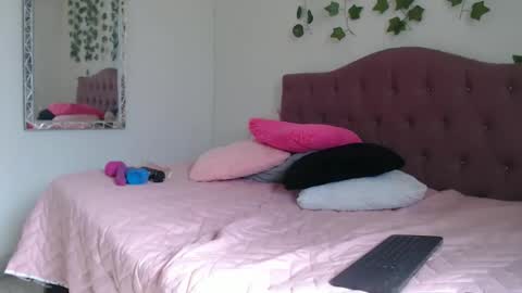 Snapshot of linda_581 chatting on 09-14-25, 08:08 linda online show from 09-14-25, 08:08