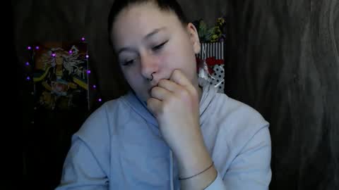 Snapshot of linda_s_ chatting on 11-11-25, 04:18 Linda online show from 11-11-25, 04:18