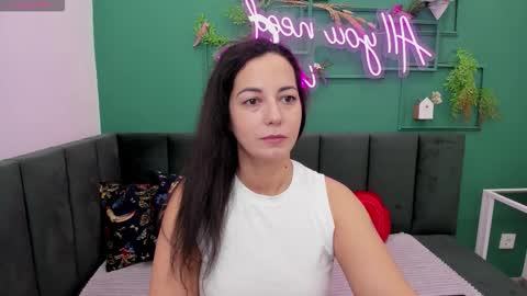 Snapshot of lindainsatiable chatting on 12-15-25, 01:32 Linda online show from 12-15-25, 01:32