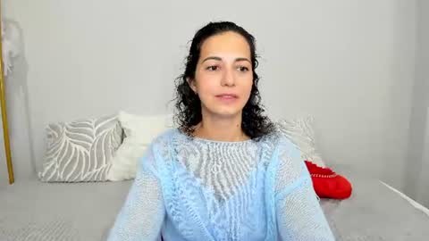 Snapshot of lindainsatiable chatting on 06-19-26, 01:32 Linda online show from 06-19-26, 01:32