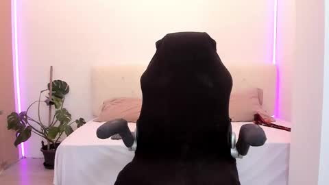 Linda  --  online show from 11-19-25, 04:40