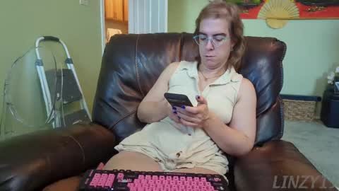 Snapshot of linzy19 chatting on 09-11-25, 01:33 Linzy19 online show from 09-11-25, 01:33