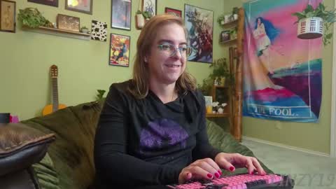 Snapshot of linzy19 chatting on 11-10-25, 05:28 Linzy19 online show from 11-10-25, 05:28