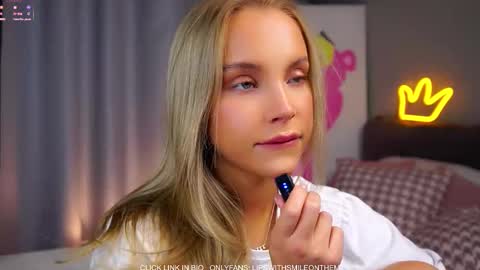 Snapshot of lipswithsmileonthem chatting on 11-09-25, 01:15 Amelia online show from 11-09-25, 01:15