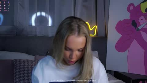 Snapshot of lipswithsmileonthem chatting on 12-18-25, 01:11 Amelia online show from 12-18-25, 01:11