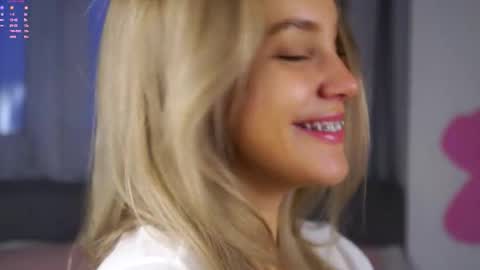 Snapshot of lipswithsmileonthem chatting on 01-11-26, 01:54 Amelia online show from 01-11-26, 01:54