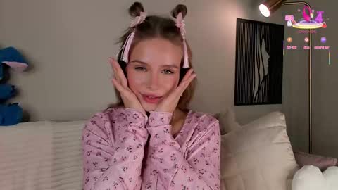 Snapshot of lipswithsweetonthem chatting on 09-15-25, 01:05 Lina online show from 09-15-25, 01:05
