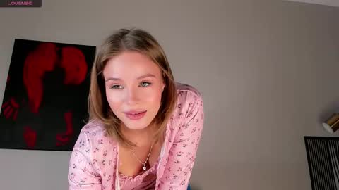 Snapshot of lipswithsweetonthem chatting on 09-18-25, 01:18 Lina online show from 09-18-25, 01:18