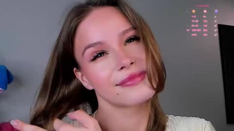 Snapshot of lipswithsweetonthem chatting on 09-28-25, 01:44 Lina online show from 09-28-25, 01:44