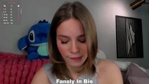 Snapshot of lipswithsweetonthem chatting on 10-17-25, 01:31 Lina online show from 10-17-25, 01:31