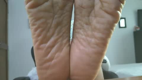 Snapshot of lissafeethot chatting on 11-11-25, 08:20 Lissafeethot online show from 11-11-25, 08:20