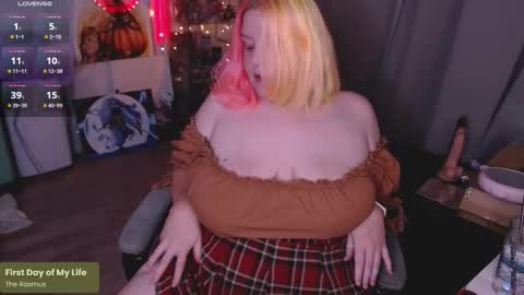 Snapshot of lissamuff chatting on 10-11-25, 03:43 Lissa online show from 10-11-25, 03:43