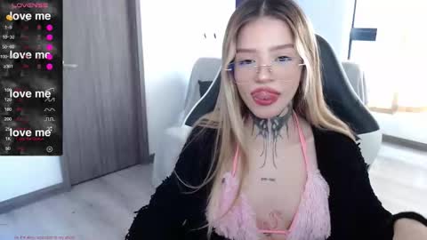 Snapshot of little_amy__ chatting on 11-29-25, 07:17 Amelie online show from 11-29-25, 07:17