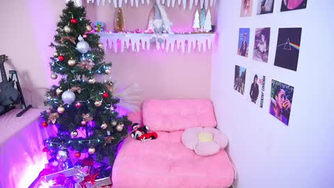 Snapshot of little_effy18_ chatting on 12-20-24, 02:52 Little Effy online show from 12-20-24, 02:52