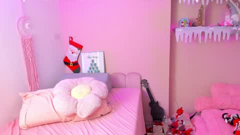 Snapshot of little_effy18_ chatting on 12-22-24, 05:23 Little Effy online show from 12-22-24, 05:23