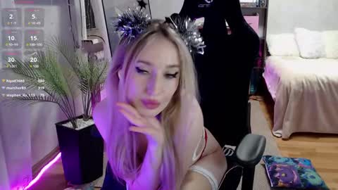 Snapshot of little_sofa99 chatting on 12-25-24, 02:25 Sonya online show from 12-25-24, 02:25