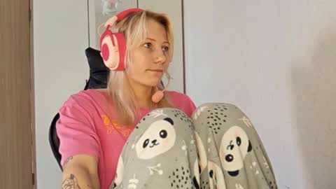 Snapshot of little_soyia chatting on 10-11-25, 08:35 Lana online show from 10-11-25, 08:35