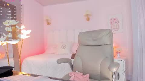 Snapshot of little_sweet_18 chatting on 06-22-26, 03:25 Daniela online show from 06-22-26, 03:25
