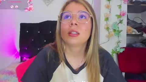 Snapshot of little_tifanny82 chatting on 02-26-25, 02:36 Tifanny online show from 02-26-25, 02:36