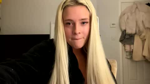Snapshot of littleblonde010 chatting on 11-14-25, 08:29 Littleblonde010 online show from 11-14-25, 08:29