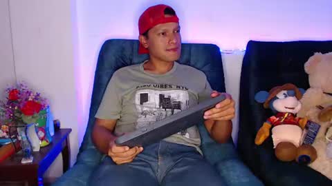 Snapshot of littledicklatin chatting on 07-21-26, 02:25 Manu online show from 07-21-26, 02:25
