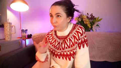 Snapshot of littlee33 chatting on 11-12-25, 09:25 Emily Hill online show from 11-12-25, 09:25