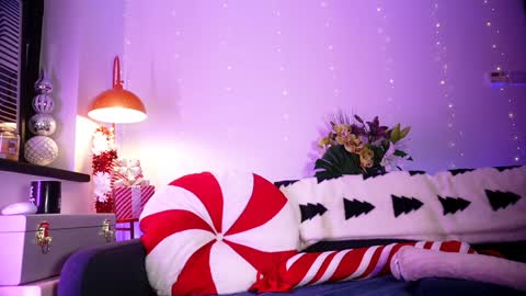 Snapshot of littlee33 chatting on 12-19-25, 09:11 Emily Hill online show from 12-19-25, 09:11