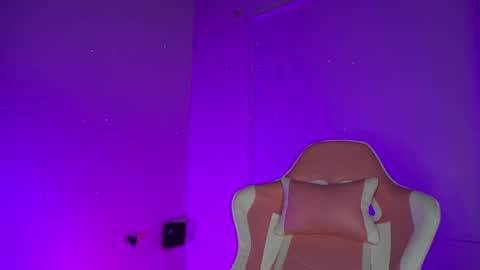 Snapshot of littlee_emma_ chatting on 02-18-26, 03:13 littlee_emma_ online show from 02-18-26, 03:13