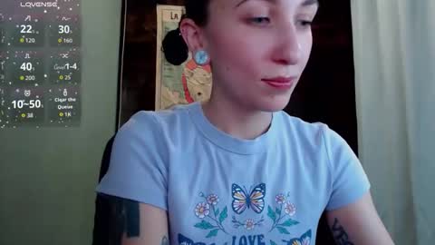 Snapshot of littlehanna1 chatting on 11-06-25, 06:20 babywillsmile online show from 11-06-25, 06:20