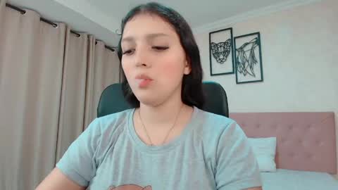 Snapshot of littlemolly_pregnant chatting on 05-06-26, 01:14 Sarahs Room online show from 05-06-26, 01:14