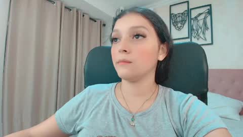 Snapshot of littlemolly_pregnant chatting on 05-12-26, 01:47 Sarahs Room online show from 05-12-26, 01:47