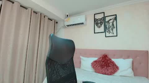 Snapshot of littlemolly_pregnant chatting on 05-20-26, 01:56 Sarahs Room online show from 05-20-26, 01:56
