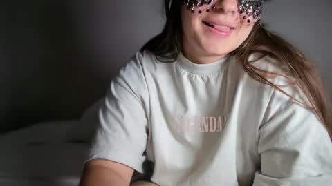 Snapshot of littleredswan chatting on 07-20-26, 05:00 littleredswan online show from 07-20-26, 05:00