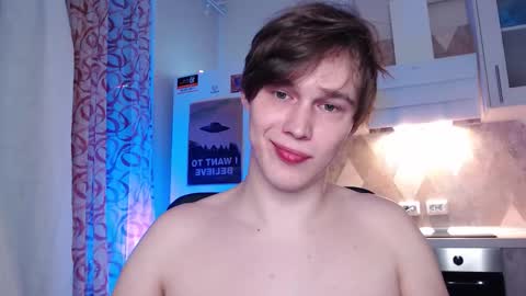 Snapshot of littlesadcabbage chatting on 12-15-25, 01:54 Sonnenschein online show from 12-15-25, 01:54