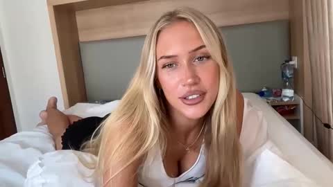 Snapshot of livslifee chatting on 11-28-25, 03:20 olivia online show from 11-28-25, 03:20