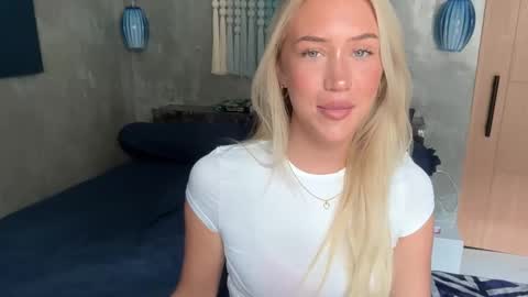 Snapshot of livslifee chatting on 02-26-26, 03:27 olivia online show from 02-26-26, 03:27