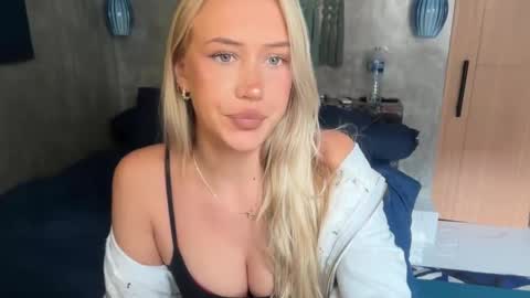 Snapshot of livslifee chatting on 03-16-26, 01:11 olivia online show from 03-16-26, 01:11