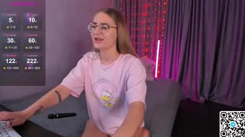 Snapshot of livyybosom chatting on 09-25-25, 05:27 My name is Livy Nice to meet you Thumbs up please its important online show from 09-25-25, 05:27