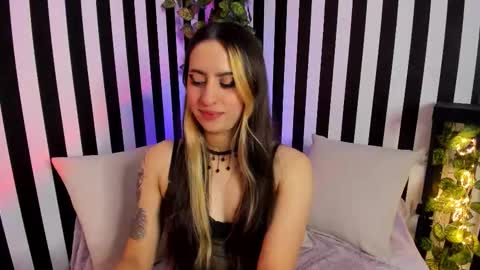 Snapshot of liz_goth chatting on 10-17-25, 02:19 Liz online show from 10-17-25, 02:19