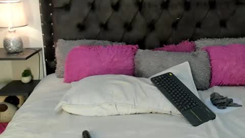 Snapshot of lizathomson_ chatting on 02-19-25, 06:43 liza online show from 02-19-25, 06:43