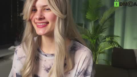 Snapshot of lizbethcoll chatting on 01-16-25, 04:18 Sunnheart online show from 01-16-25, 04:18